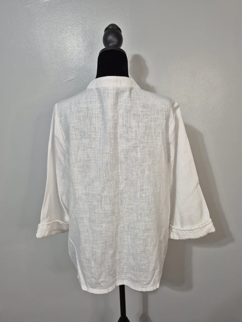Leo & Nicole Petite Medium White Textured Button Front Top Embroidered Floral - Picture 4 of 8